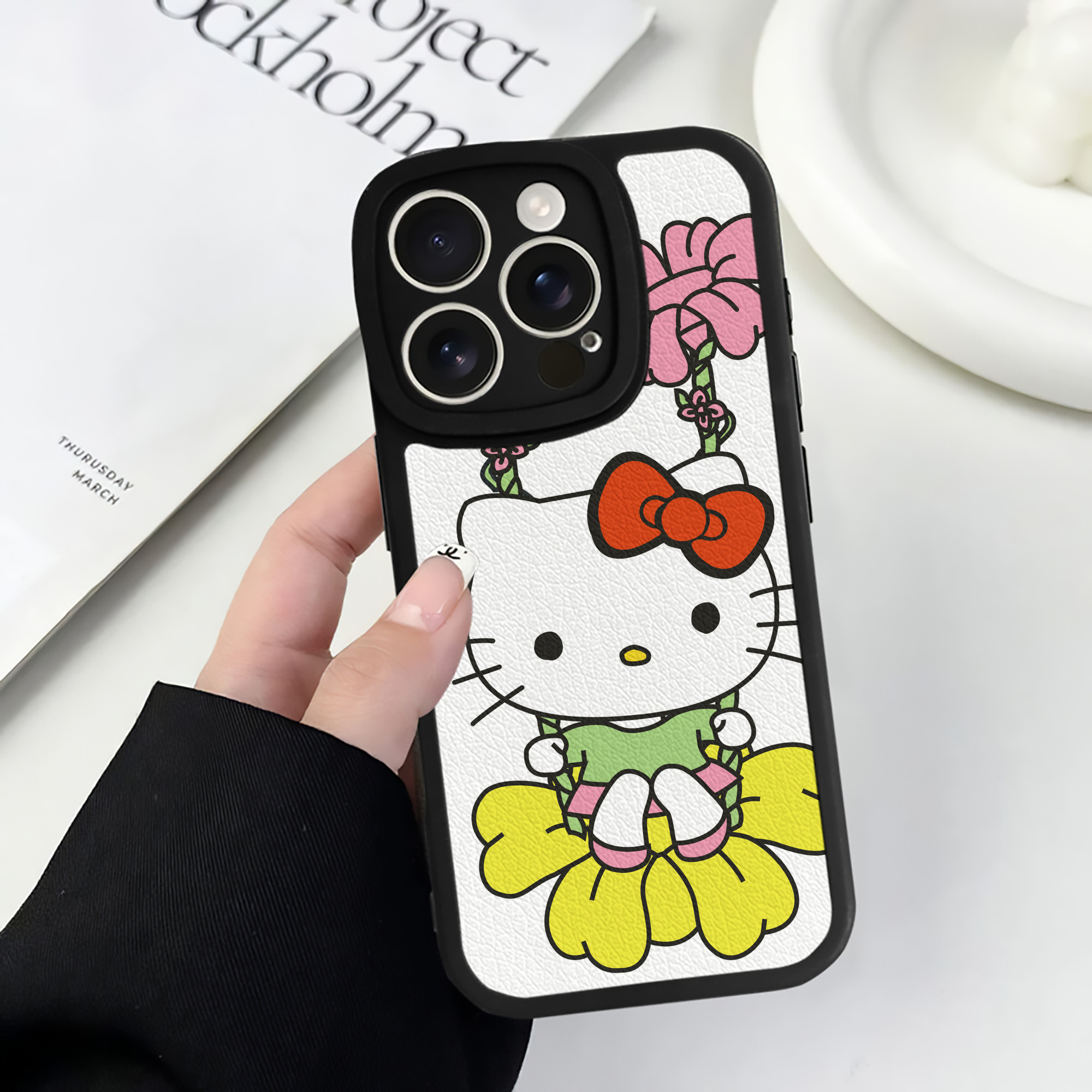 （画像用） Hello Kitty ハローキティ 【iPhone 16シリーズ対応】シリコンスマホケース（レザー調） 材質：シリコン